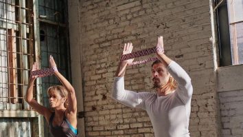 O femeie și un bărbat care fac sport într-o sală de fitness.