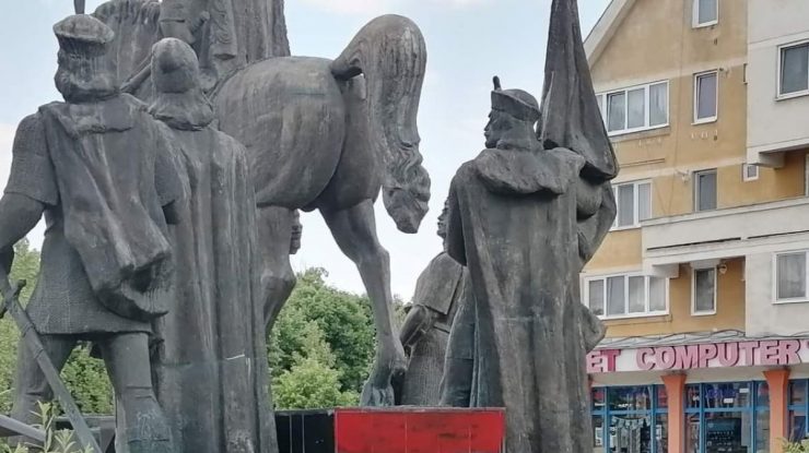 Statuia lui Mihai Viteazul a fost vandalizată în Sfântu Gheorghe. A fost pictat steagul Ungariei pe ea