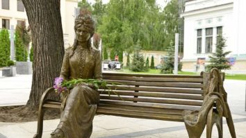 O statuie cu Veronica Micle, subiect de scandal la Chișinău: Încurajează misoginismul