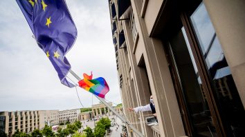 steagul ue si steagul comunitgatii lgbtiq