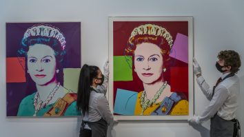 Un grup de studenți din cadrul Universității Oxford au dat jos portretul reginei Elisabeta a II-a