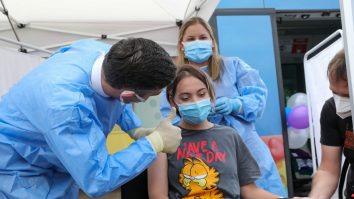 Valeriu Gheorghiță salută o tânără după vaccinarea anti-COVID.