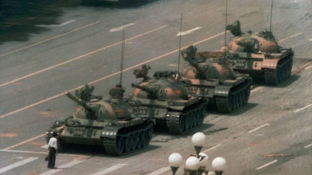 O poză memorabilă pentru protestul din Piața Tiananmen, Beijing: Un bărbat s-a așezat în fața tancurilor pentru a le împiedica să continue.