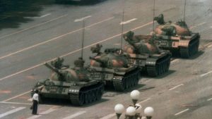 O poză memorabilă pentru protestul din Piața Tiananmen, Beijing: Un bărbat s-a așezat în fața tancurilor pentru a le împiedica să continue.