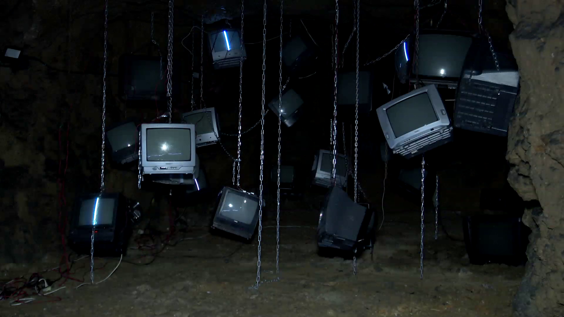 Ce se află în galeriile subterane din centrul Brașovului, folosite în al Doilea Război Mondial pentru depozitarea muniției. „Nu am mai văzut așa ceva”