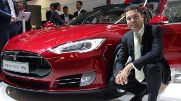 Unul dintre cei mai importanţi oameni de la Tesla şi-a vândut acţiunile cu 274 de milioane dolari