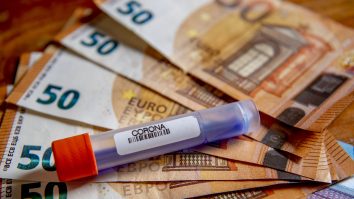 Test coronavirus care este așezat pe bancnote de euro.