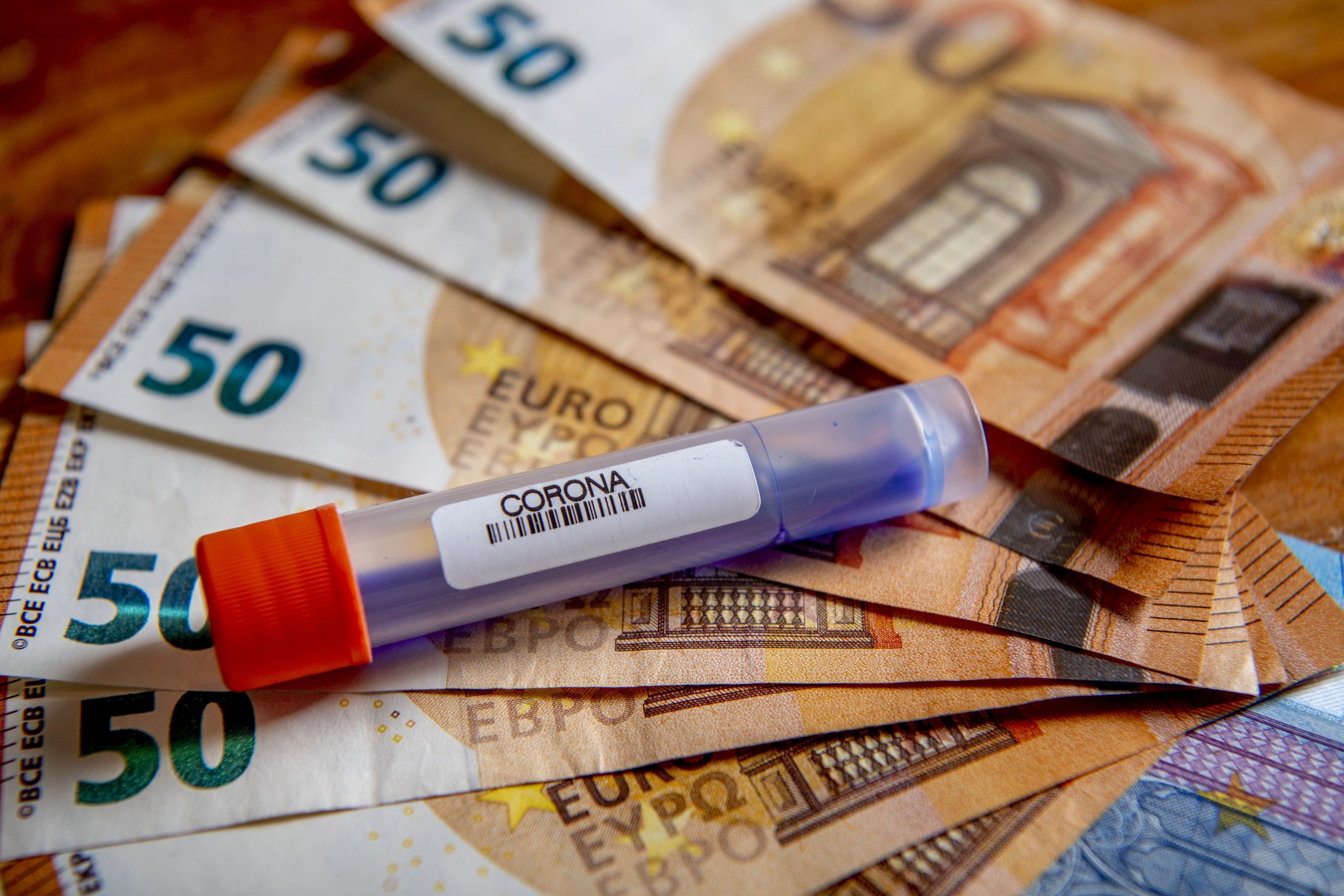 STUDIU. Jumătate dintre români nu s-au simțit în siguranță în perioada pandemiei. Cum au fost afectați la nivel financiar