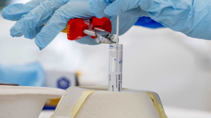 Un medic care efectuează un test coronavirus.