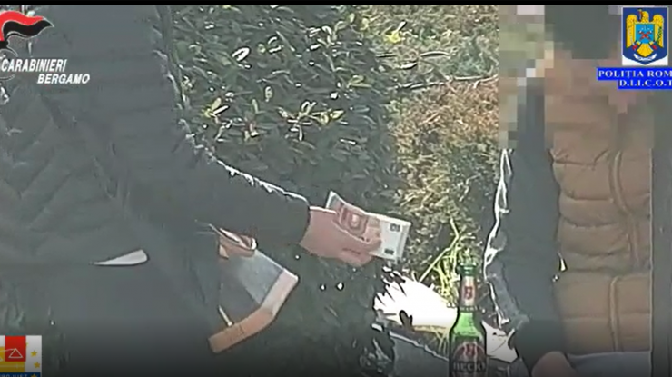 O fată obligată să se prostitueze, filmată când îi dă bani unuia dintre proxeneți. Foto: DIICOT