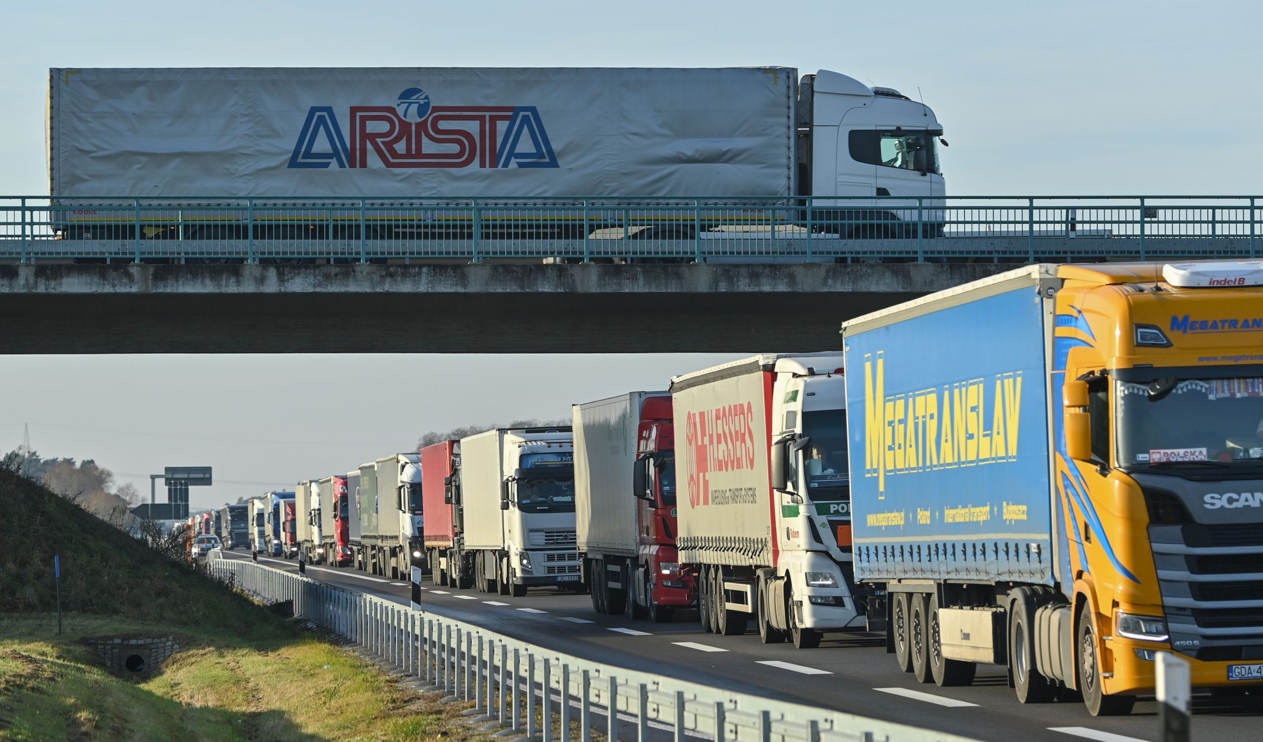 Marea Britanie s-ar putea confrunta cu o criză alimentară fără precedent. Transportatorii i-au cerut lui Boris Johnson ca 100.000 de est-europeni să lucreze în UK