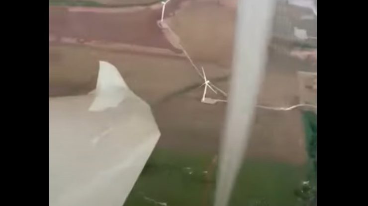 Tornadă, filmată îndeaproape de pilotul unui avion. Imaginile uimitoare surprinse în timp ce se rotea în jurul ei. VIDEO