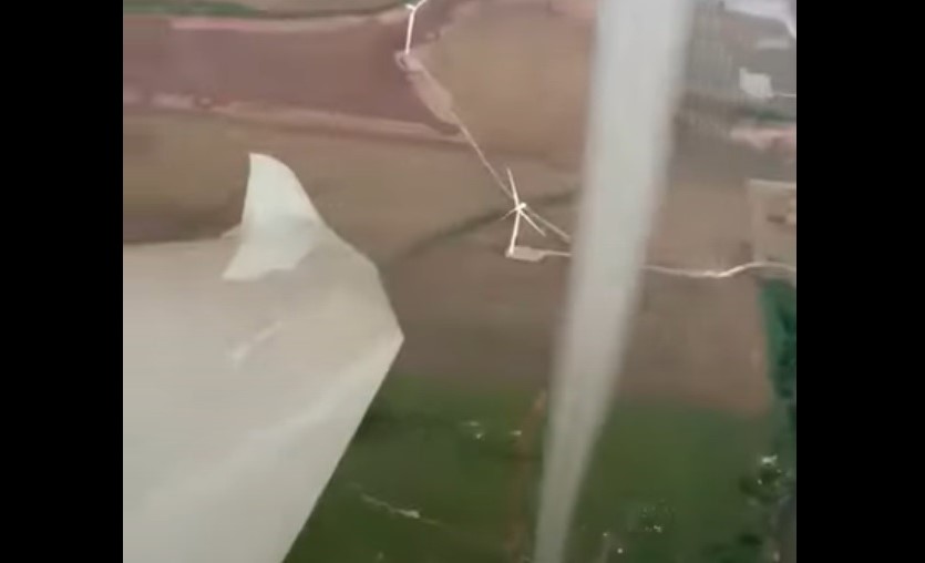 Tornadă, filmată îndeaproape de pilotul unui avion. Imaginile uimitoare surprinse în timp ce se rotea în jurul ei. VIDEO