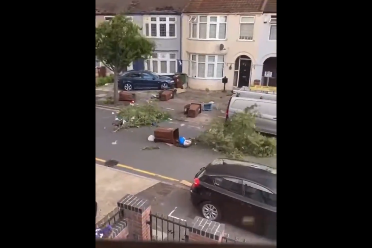 Fenomen rar în capitala Marii Britanii. O tornadă a avariat casele dintr-un cartier din estul Londrei VIDEO