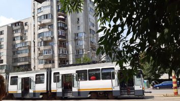 Un bărbat din Capitală, rănit după ce o bară de fier de la o șină de tramvai s-a rupt și a intrat prin podea. FOTO