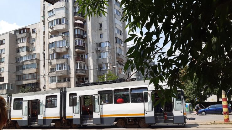 Un bărbat din Capitală, rănit după ce o bară de fier de la o șină de tramvai s-a rupt și a intrat prin podea. FOTO