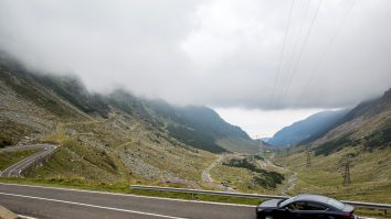 Mâine se deschide circulația rutieră pe celebrul drum Transfăgărășan. Ce avertismente a emis CNADNR pentru turiști