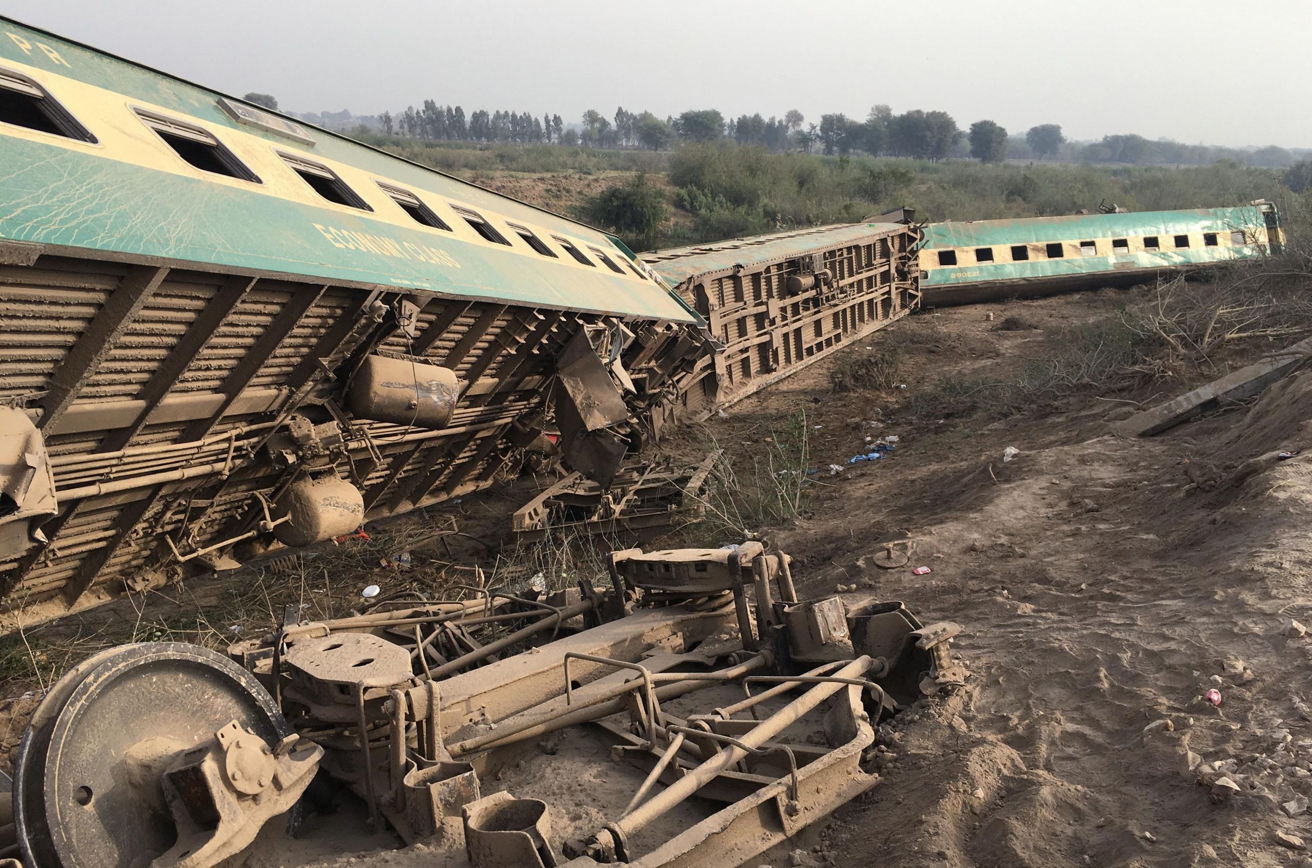 Cel puțin 36 de persoane au decedat, după ce două trenuri s-au ciocnit în Pakistan