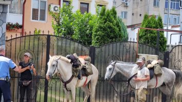 VIDEO. Doi turiști străini, care călătoreau pe cai, s-au rătăcit în Craiova