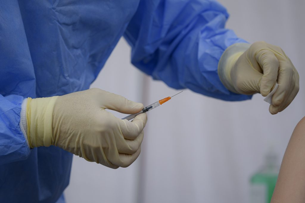 Medic su seringă de vaccin în mână.