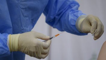 Medic su seringă de vaccin în mână.