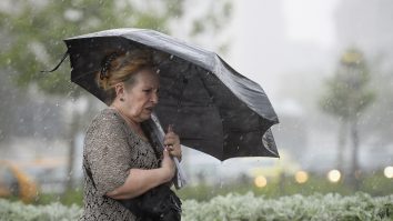 Cod roşu de vânt puternic cu aspect de tornadă în două județe