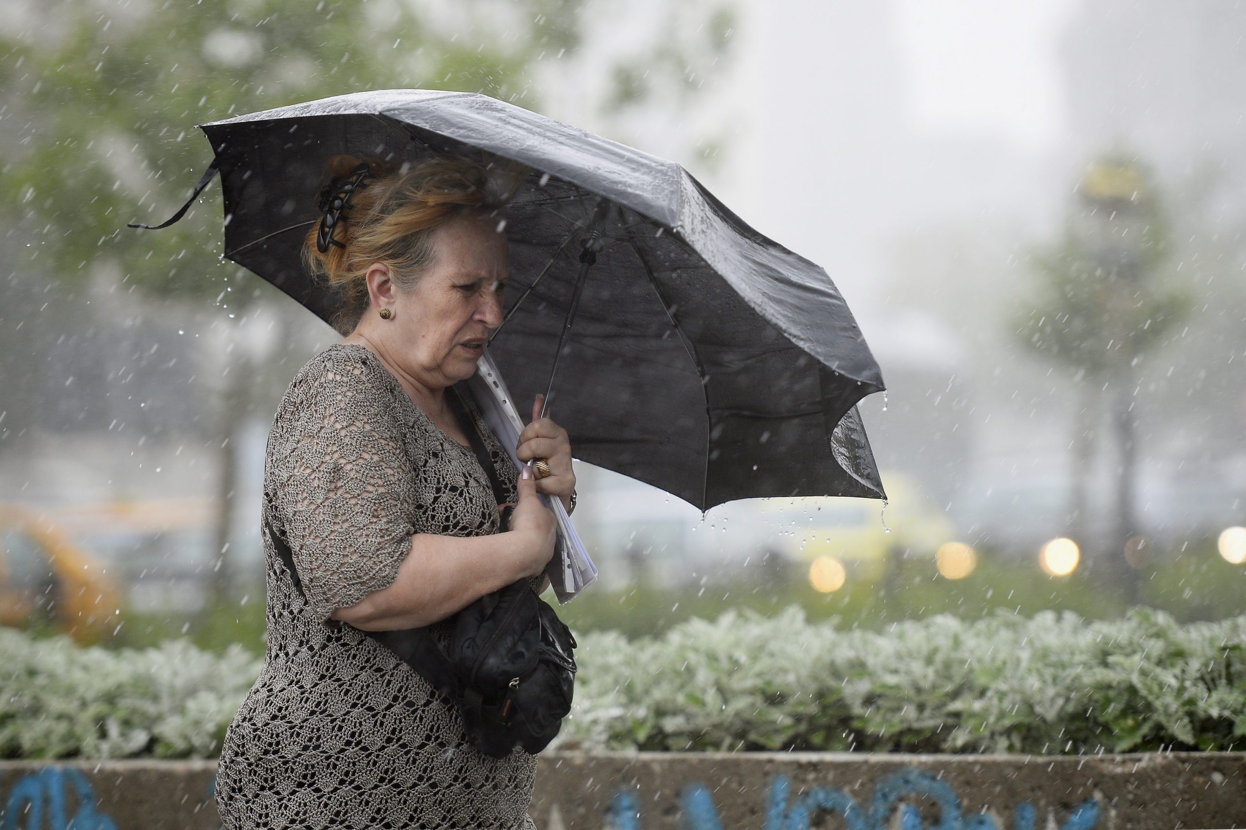 Avertizare METEO: Cod portocaliu de ploi și vânt în 12 județe