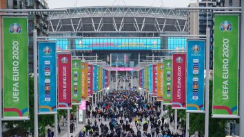 suporteri la intrarea pe wembley, pentru meciul scotia- anglia, de la euro 2020