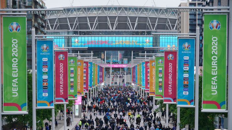 suporteri la intrarea pe wembley, pentru meciul scotia- anglia, de la euro 2020