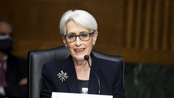 Wendy Sherman vorbește într-o conferință de presă.