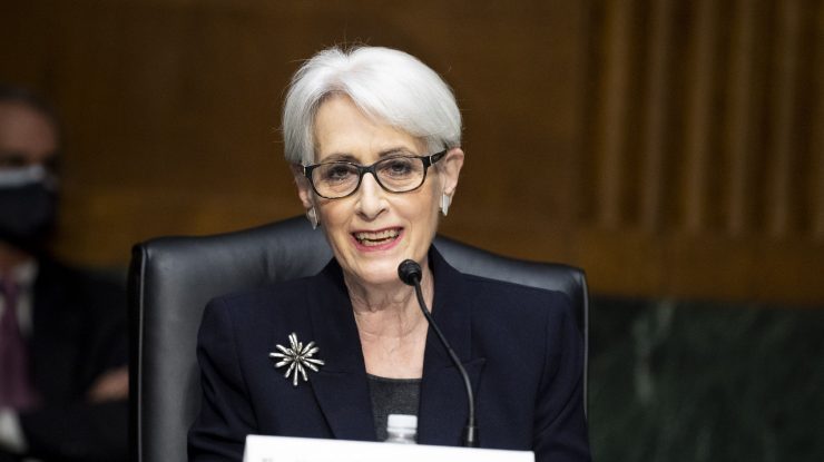 Wendy Sherman vorbește într-o conferință de presă.