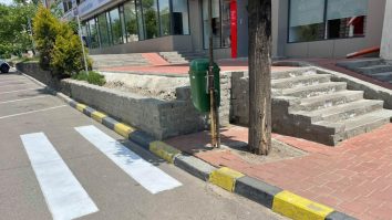 O trecere de pietoni din Suceava se termină într-un zid. Viceprimarul orașului: „Când se lucrează noaptea, Doreii își fac de cap”