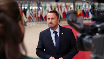 Premierul din Luxemburg, în stare gravă la spital cu COVID-19. Xavier Bettel este vaccinat cu prima doză de AstraZeneca