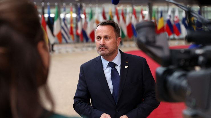 Premierul din Luxemburg, în stare gravă la spital cu COVID-19. Xavier Bettel este vaccinat cu prima doză de AstraZeneca