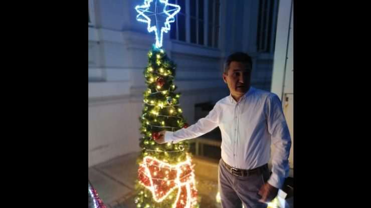 Aradul se pregătește de Crăciun. Primarul a cumpărat un brad de 20 de metri: „Are mii de luminițe”