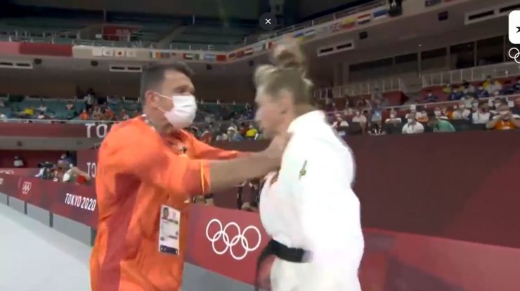VIDEO. Un antrenor și-a luat la palme eleva înainte de o luptă în competiția de judo de la Jocurile Olimpice. Cum s-a încheiat meciul