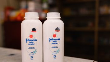 Strategia prin care Johnson&Johnson poate scăpa de penalități după scandalul azbestului prezent în pudra de talc
