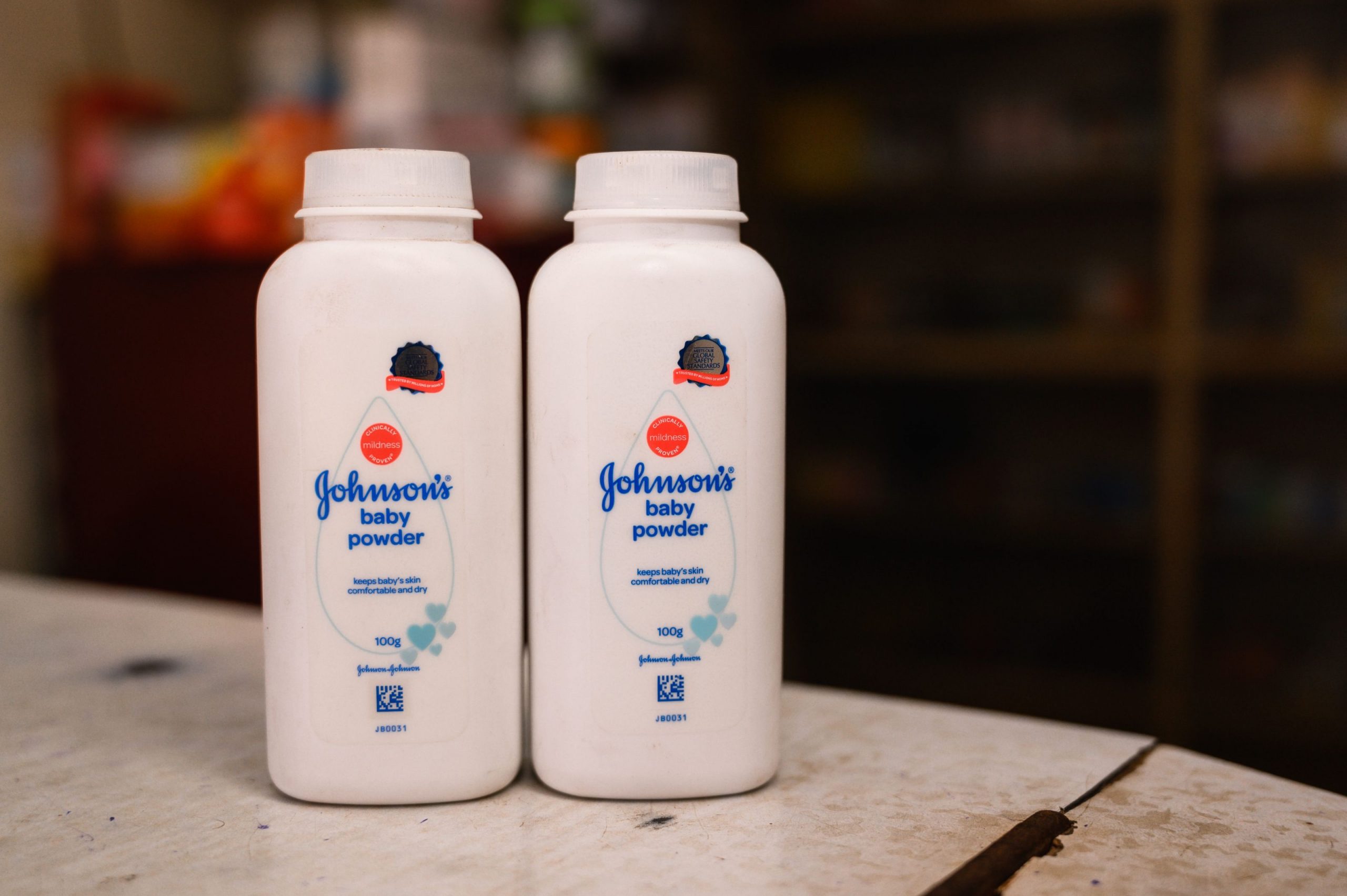 Strategia prin care Johnson&Johnson poate scăpa de penalități după scandalul azbestului prezent în pudra de talc