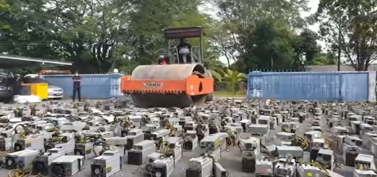VIDEO. Momentul în care polițiștii din Malaezia distrug mii de platforme miniere bitcoin cu ajutorul unui compactor