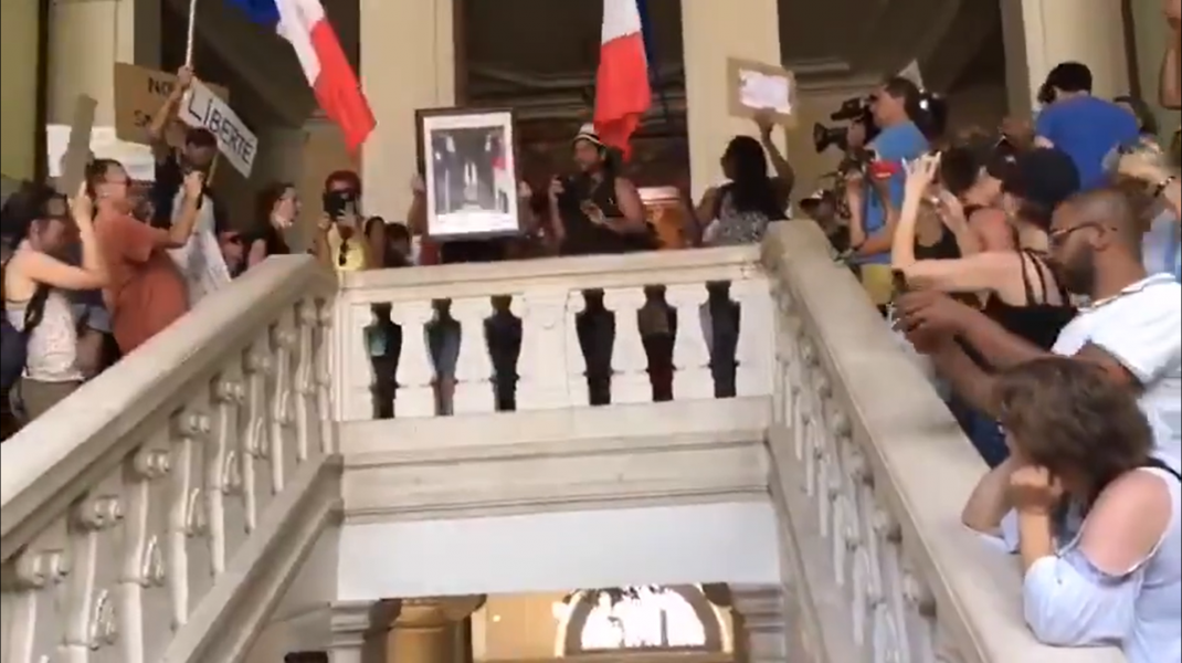 Protestatarii din Franța care au intrat în sediul primăriei.