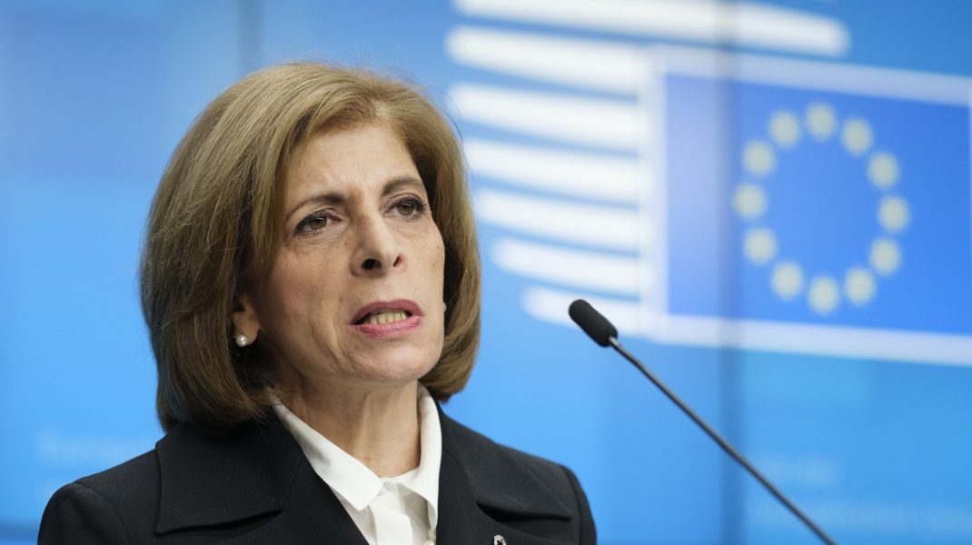 Stella Kyriakides în timpul unei conferințe de presă.