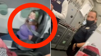 VIDEO. O femeie a fost legată cu bandă adezivă de scaun, pentru că a încercat să sară din avion în timpul zborului