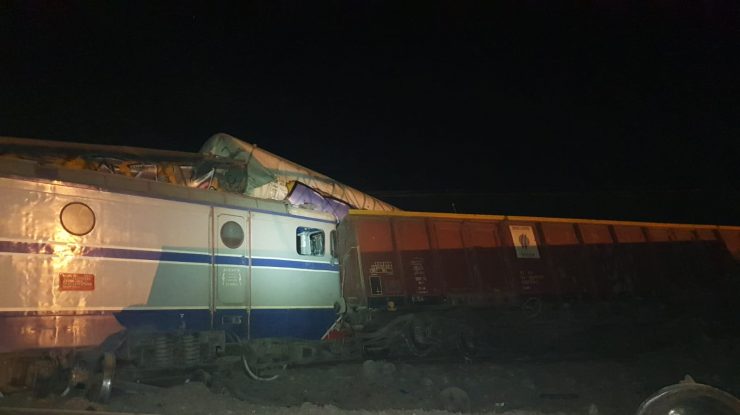 Două trenuri s-au ciocnit la Fetești. Circulația feroviară spre litoral este dată peste cap