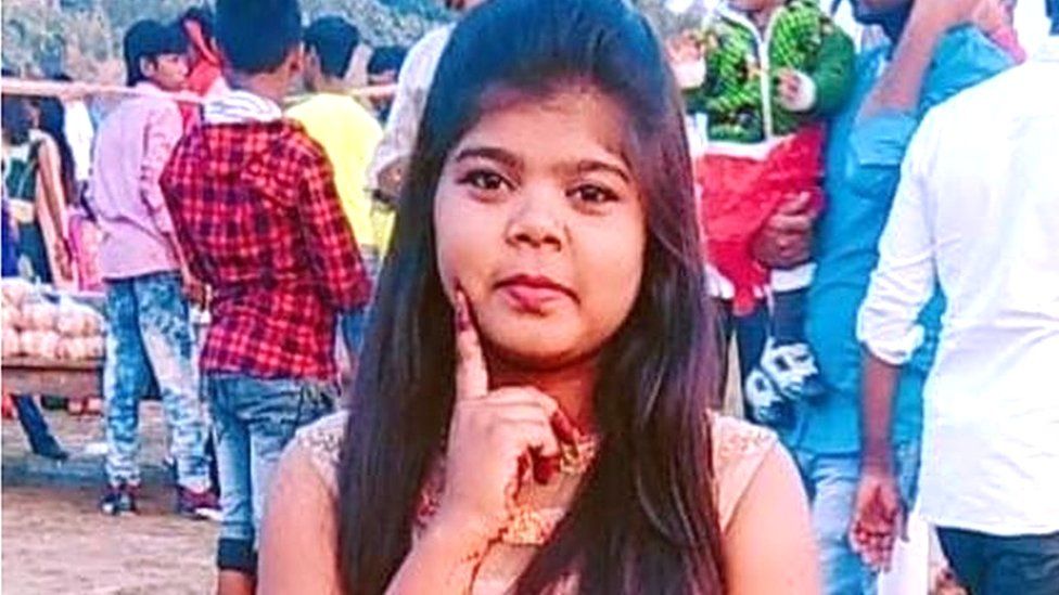 O adolescentă de 17 ani a fost ucisă de propria familie pentru că a purtat blugi. Mărturia mamei