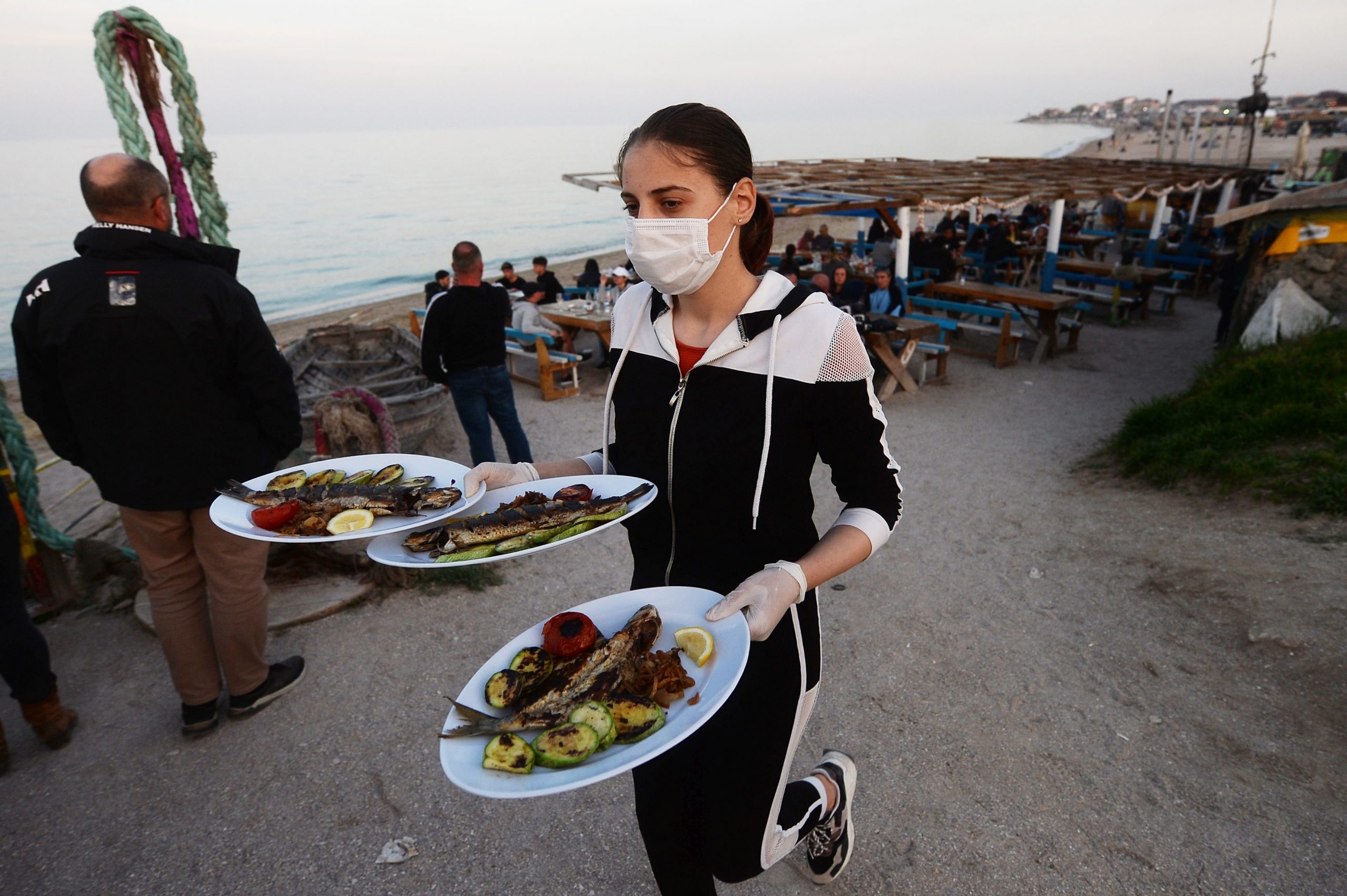 Alimentele care te ajută să te bronzezi, recomandate de nutriționiști și dermatologi