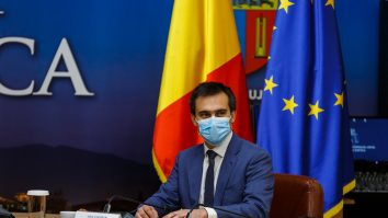 allen coliban cu masca pe fata.