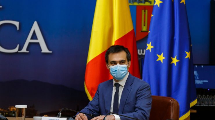 allen coliban cu masca pe fata.