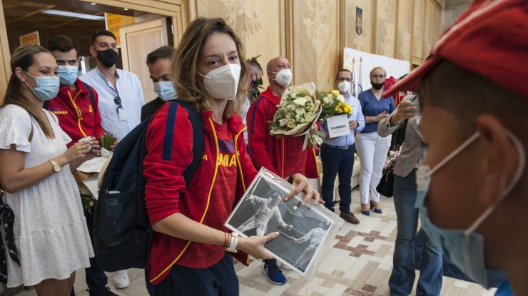 Vicecampioana Ana-Maria Popescu, jignită de un consilier PNL: E o mare țoapă. Nu merita să poarte medalia la gât, ci să şi-o bage în fund