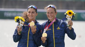 Ancuța Bodnar și Simona Radiș, după ce au câștigat medalia de aur la dublu vâsle feminin.