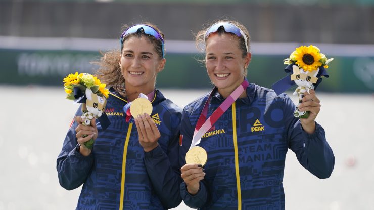Ancuța Bodnar și Simona Radiș, după ce au câștigat medalia de aur la dublu vâsle feminin.